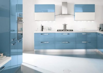 08bis-cucina-moderna-gaia-bianco_blu-pastello-1024x432